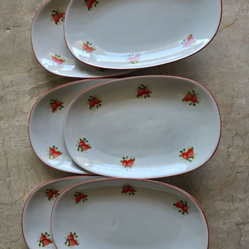 Plates with strawberry design new