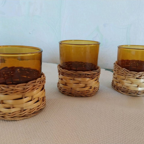 Set of 6 amber glass cups with woven baskets like new