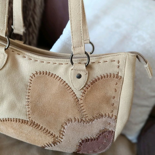 Handbag used in earthy tones with genuine castor leather flower