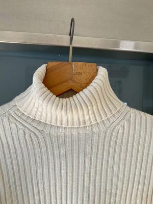 Guess turtleneck sweater in off-white, like new, size XL