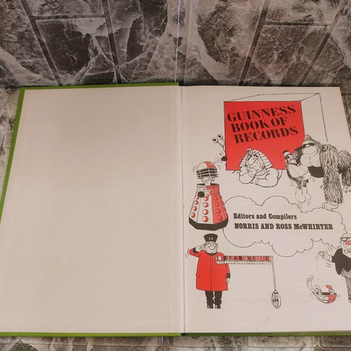 Guinness Book Of Records 1974 like new collectible book