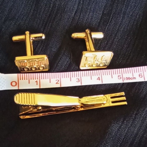 Vintage gold tie clip and cufflinks set with geometric design, like new