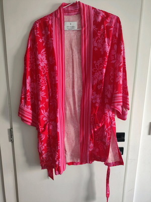 Stradivarius summer fuchsia kimono with Hawaiian pink flowers like new