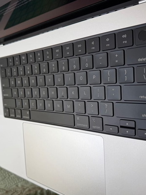 Macbook Pro M1 16 инча 16GB/500GB като нов