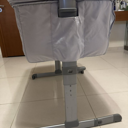 Chicco next2Me Essential crib with mattress and wheels like new