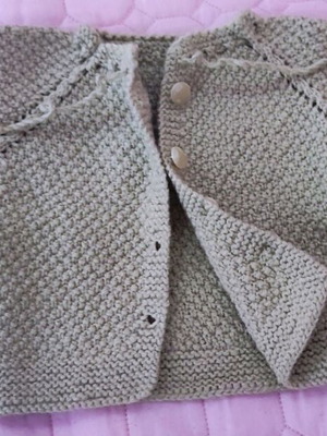 Бебешка жилетка изработена по поръчка за 4-6 месеца