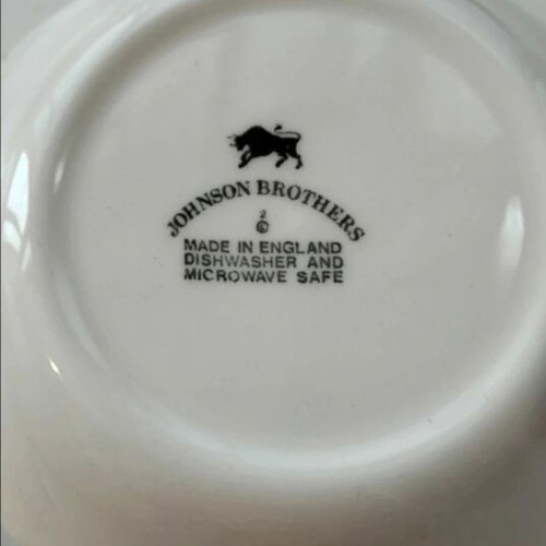 Johnson Brothers salad bowl and 4 sauce dishes set like new