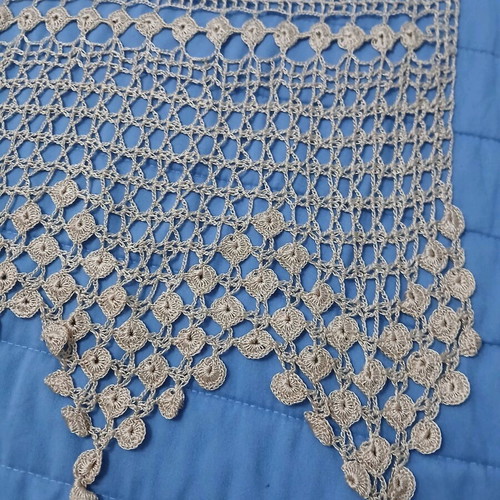 Table runner like new with lace in ecru and beige