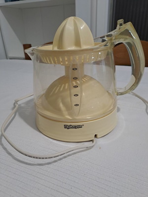 Rohnson R-405 juicer used with 50W power and 2 juicers
