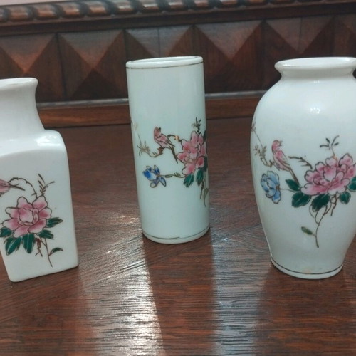 Chinese porcelain vases set of 3 like new, decorative floral motifs