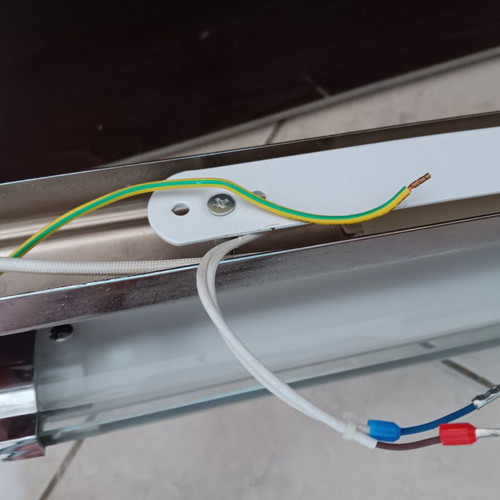 Bathroom light used with one defect