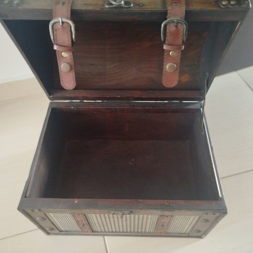 Chest with minor handle damage, like new