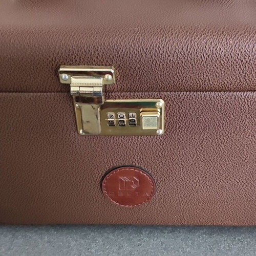 Delta leather travel toiletry bag like new, brown