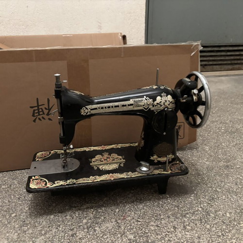 Vintage sewing machine violet like new