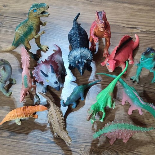 Dinosaur Figures set of 15 like new, plastic