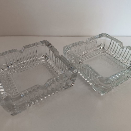 Set of 2 glass ashtrays used