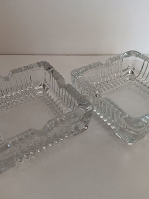 Set of 2 glass ashtrays used