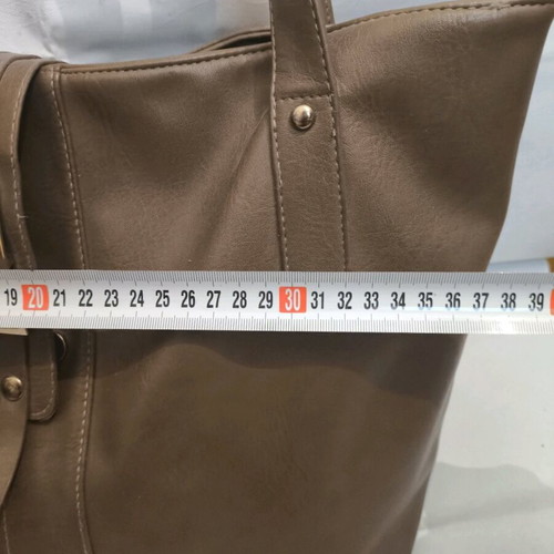 Brown large leather shoulder bag like new with zipper and gold details