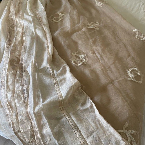 Silk curtain set like new, gold shade