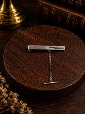 Vintage Tie Clip with Chain, like new, gold tone
