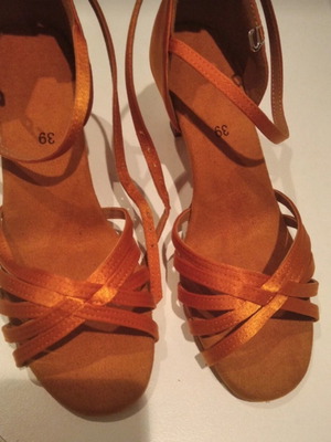 Dance shoes new with heels, size 39, brown and orange