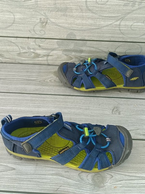 Keen sandals size 34, blue and green