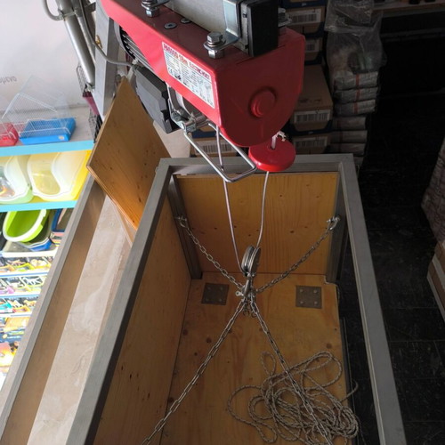 Lifting crane like new with motor, arm, and basket