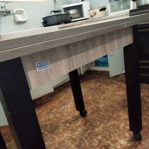 Extendable kitchen table with wheels, like new, 60 x 80 x 80 cm