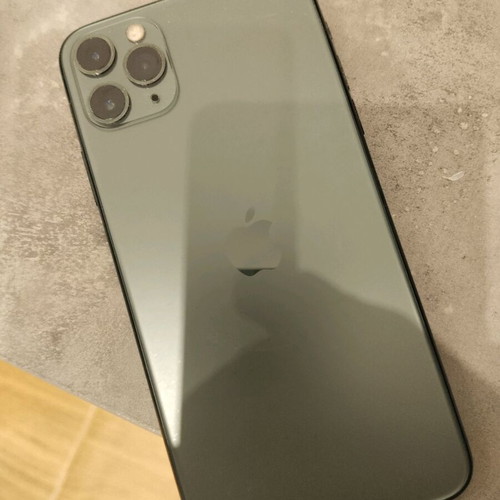 iPhone 11 Pro Max midnight green like new with smartwatch