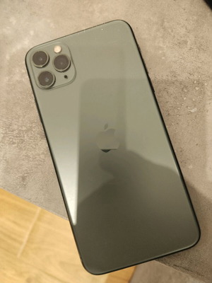 iPhone 11 Pro Max midnight green like new with smartwatch