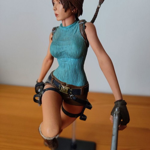 Lara Croft Tomb Raider Anniversary 2007 collectible figure with base and pistols