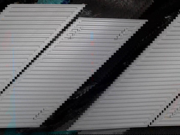 Καλοριφέρ Πάνελ Delonghi, 22/600/900 και 22/600/1000, εσωτερικού βρόγχου, σε άριστη κατάσταση.