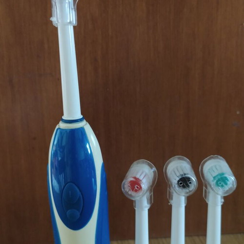 Electric toothbrush with 3 extra heads new