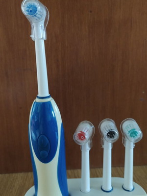 Electric toothbrush with 3 extra heads new