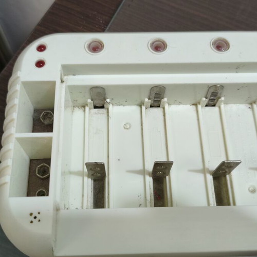 Battery charger for various sizes