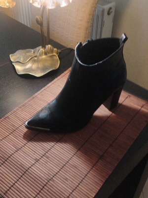 Ankle boots size 41 like new, black