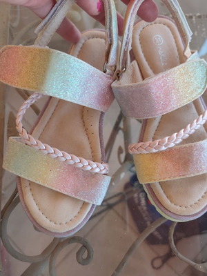 Girl's sandals size 31