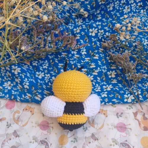 Mini Bee Amigurumi handmade, 7.5 cm, acrylic-cotton yarn