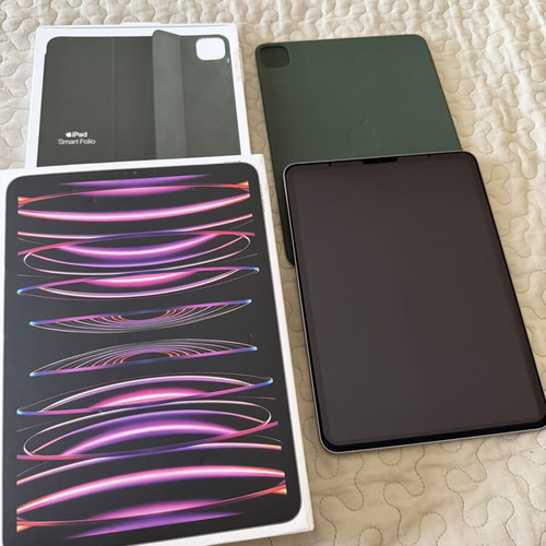 iPad Pro 11th Generation 128GB like new with original Apple case