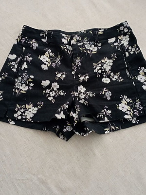 Υφασμάτινο σορτς σαν καινούργιο, μαύρο με πολύχρωμο σχέδιο, μέγεθος XS