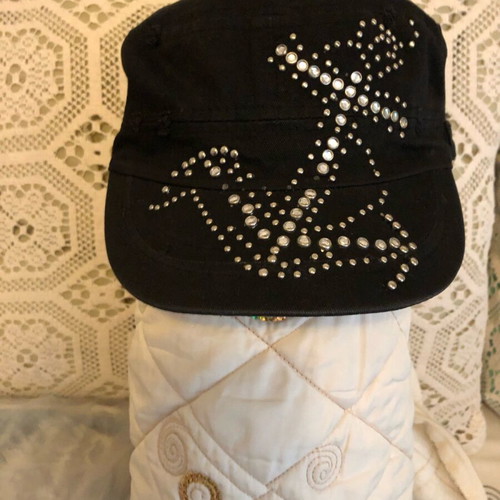 A.L.E. hats like new, modern with beautiful embroidery, set of 3