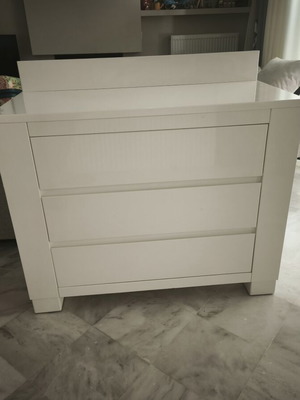 White dresser like new, dimensions 1.06x0.49x0.85 m