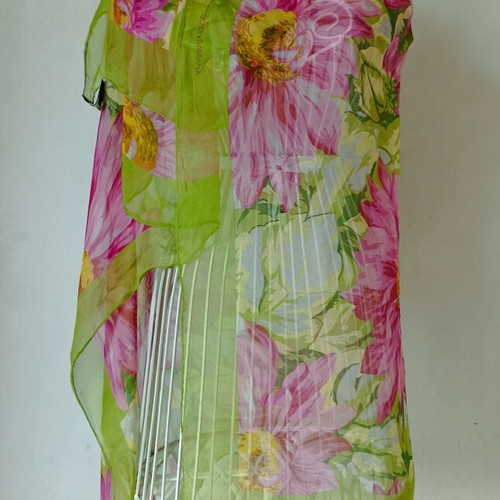 Dolce&Gabbana scarf like new with floral print, 100% silk
