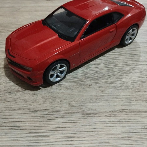 Collectible Chevrolet Camaro 1/24 scale toy car like new, metal
