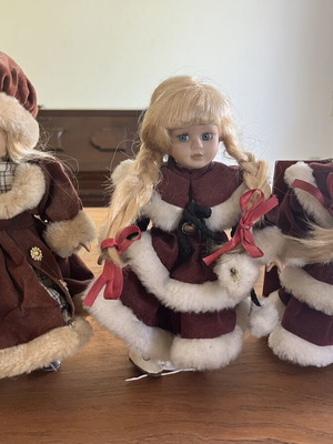 Set of 3 small porcelain dolls