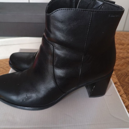 Tamaris black leather ankle boots size 40 with box