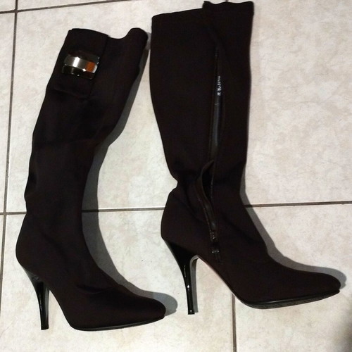 Boots like new with high heel and buckle design size 37