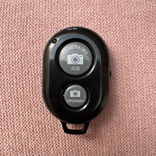 Bluetooth Remote Shutter like new, black, compatible with iOS and Android