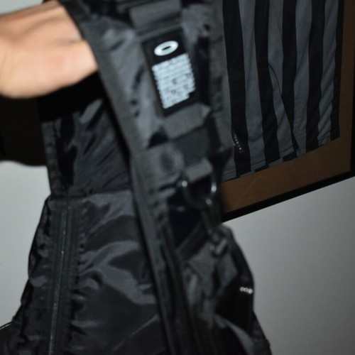 Oakley sling bag like new, black