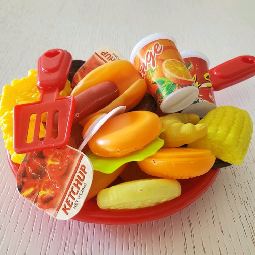 Toy frying pan with 30 fast food pieces like new